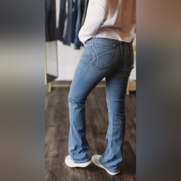Woman's Ariat Jeans. 26 Short. - Picture 3 of 3